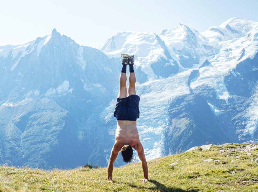 jongen die yoga doet in de bergen